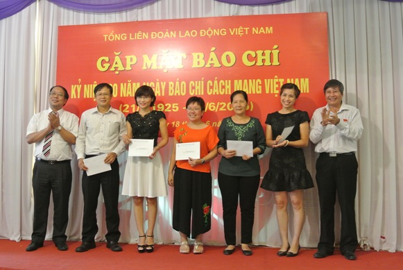 L&atilde;nh đạo Tổng Li&ecirc;n đo&agrave;n thưởng động vi&ecirc;n 8 t&aacute;c giả v&agrave; nh&oacute;m t&aacute;c giả c&oacute; những b&agrave;i viết chất lượng tốt tuy&ecirc;n truyền về phong tr&agrave;o c&ocirc;ng nh&acirc;n v&agrave; hoạt động c&ocirc;ng đo&agrave;n trong 6 th&aacute;ng đầu năm 2015