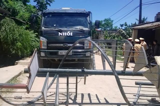 Người d&acirc;n th&ocirc;n 9, x&atilde; Đ&ocirc;ng Lĩnh, TP Thanh H&oacute;a mang xe cầu thang, ra chặn xe tải chở đất ph&aacute; đường, g&acirc;y &ocirc; nhiễm m&ocirc;i trường