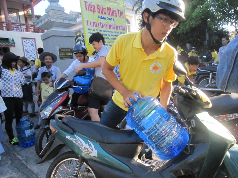 Kỳ thi năm nay Gi&aacute;o hội Phật gi&aacute;o tỉnh Thừa Thi&ecirc;n - Huế tổ chức 10.000 suất cớm chay c&ugrave;ng nước uống miễn ph&iacute; phục vụ th&iacute; sinh tại c&aacute;c điểm thi