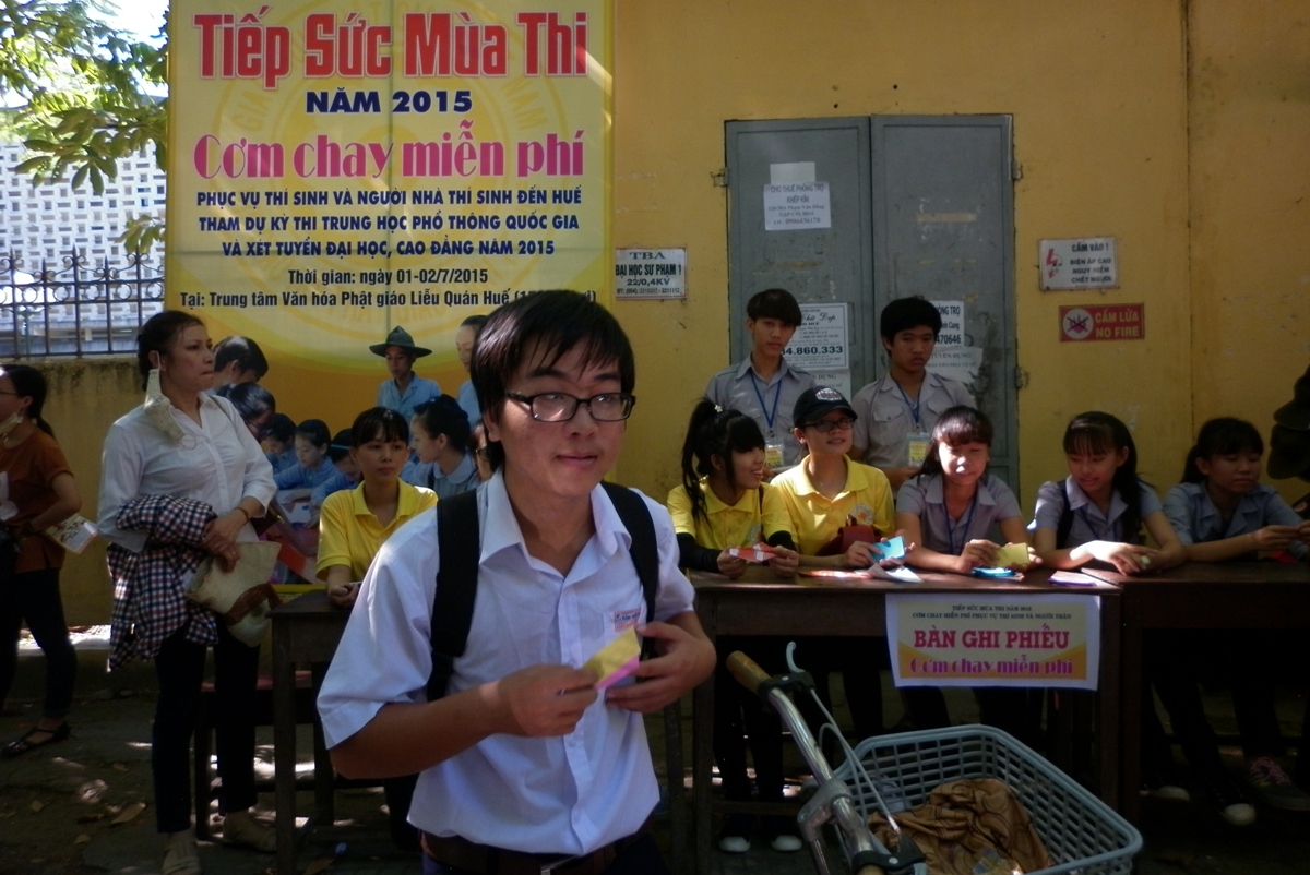Thí sinh đến nhận phiếu để được phục vụ cơm chay miễn phí