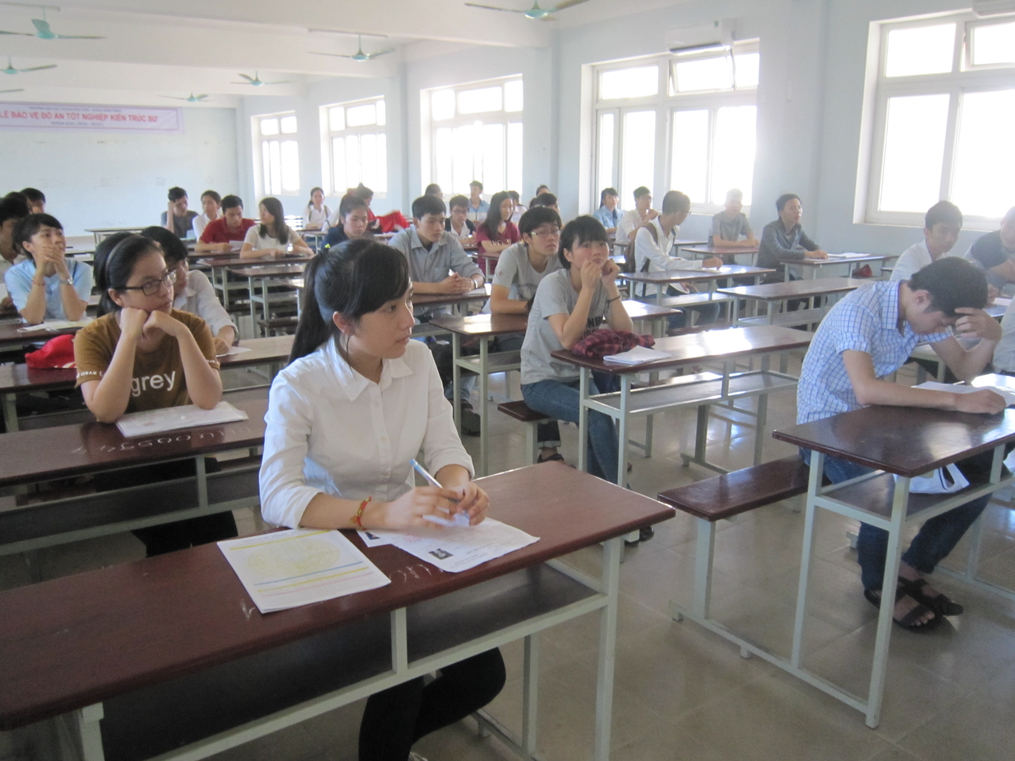 Th&iacute; sinh đến l&agrave;m thủ tục thi tại ĐH Huế