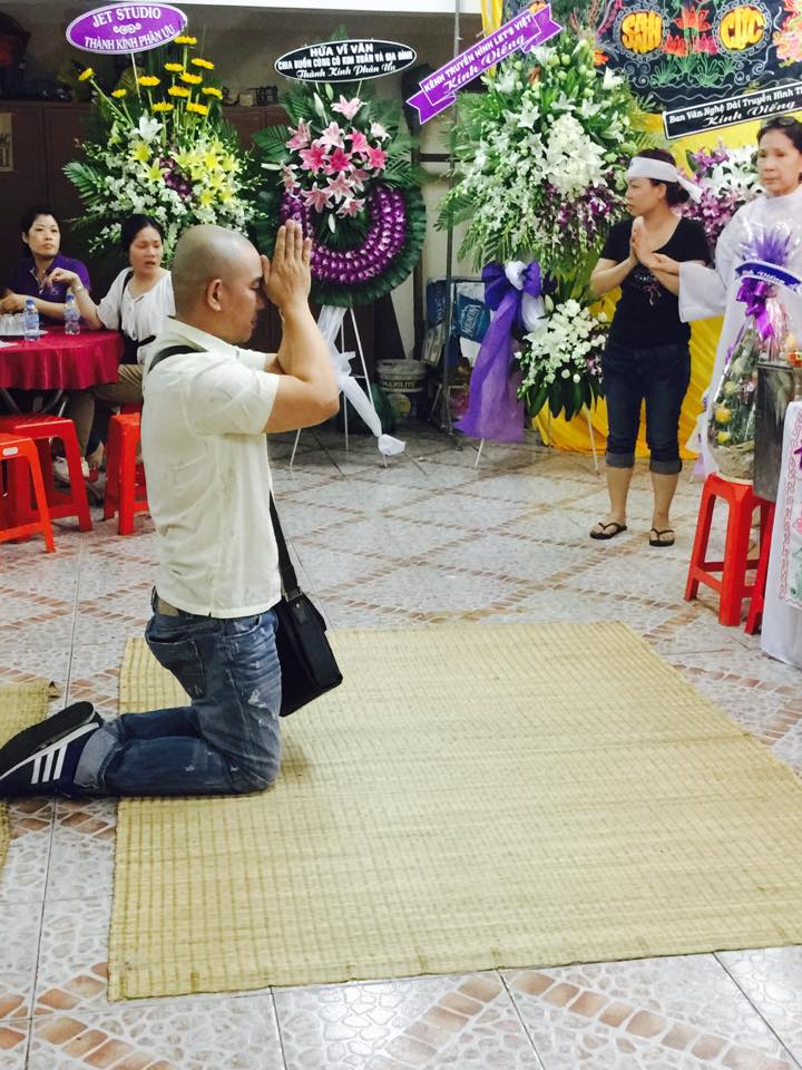Đạo diễn Vũ Minh đến viếng tang lễ mẹ của NSƯT Kim Xuân
