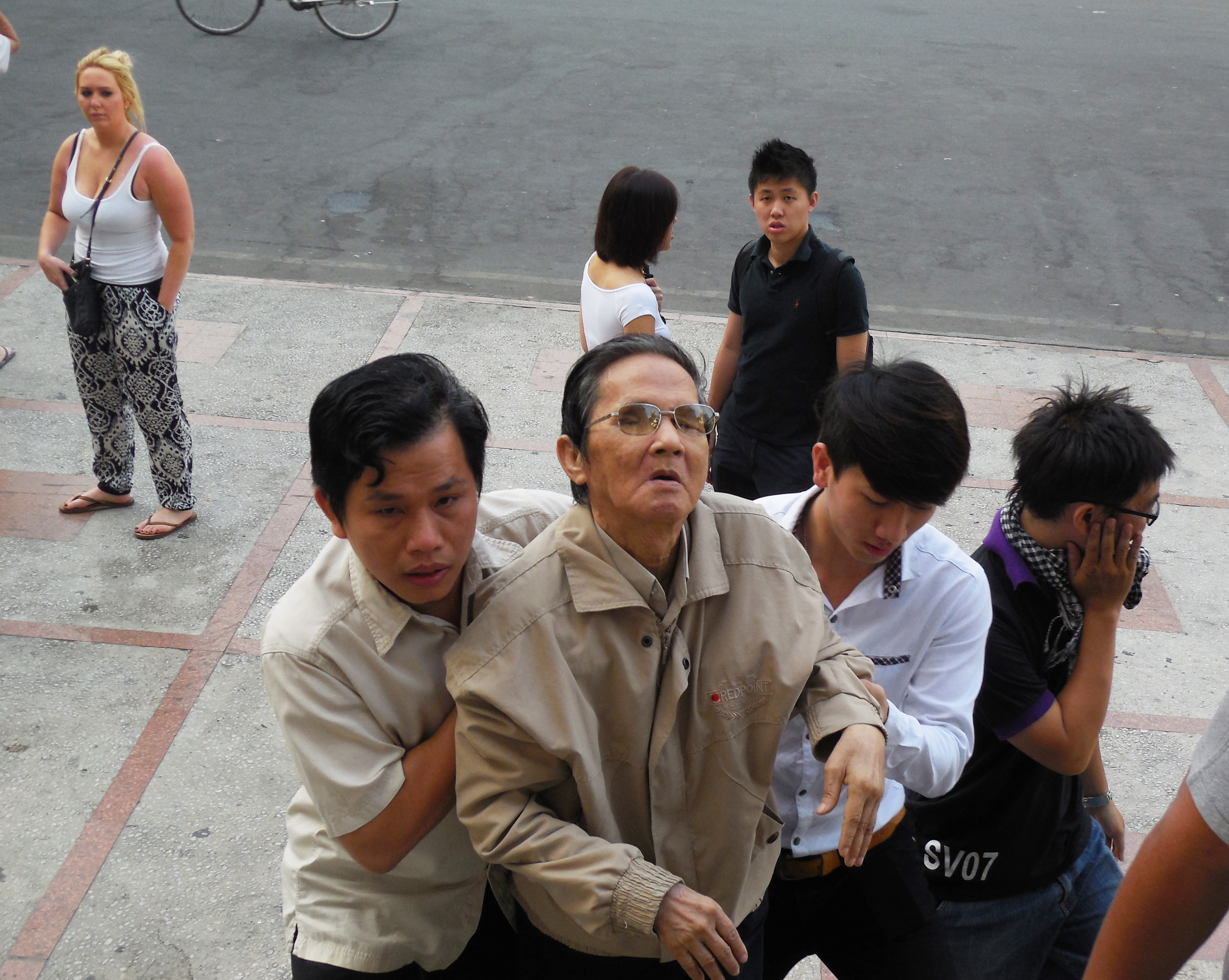 Các học trò của NSƯT Hữu Châu đưa nhạc sĩ khiếm thị Văn Bền đến Nhà hát TP nhận quà