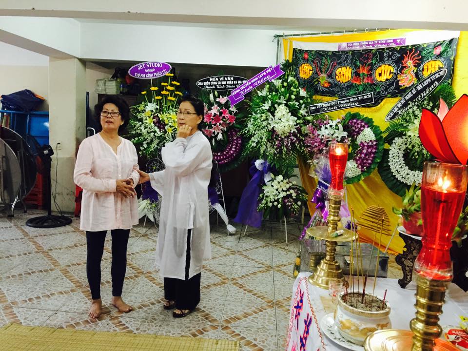 Ca sĩ Phương Dung đến chia buồn với gia đình NSƯT Kim Xuân