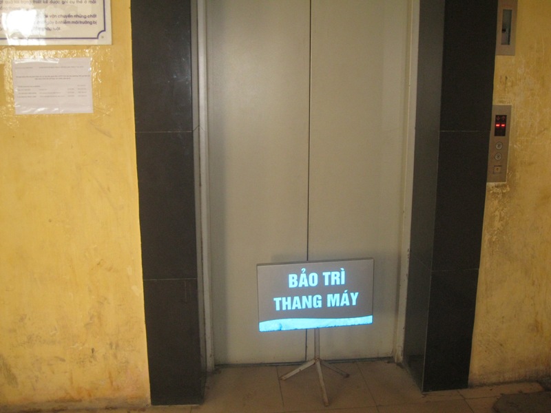 Thang m&aacute;y t&ograve;a nh&agrave; li&ecirc;n tục bị hỏng h&oacute;c