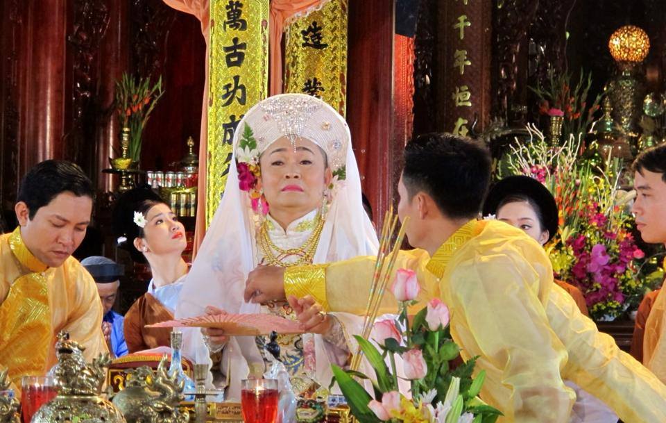 H&oacute;a th&acirc;n v&agrave;o nhiều nh&acirc;n vật Th&aacute;nh Mẫu trong chương tr&igrave;nh H&aacute;t văn hầu đồng do anh l&agrave;m đạo diễn