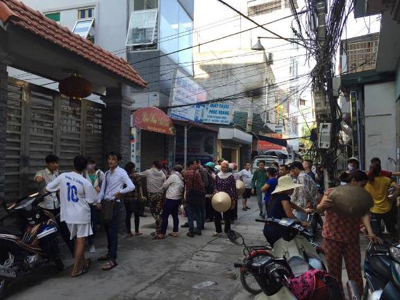 R&acirc;́t đ&ocirc;ng người d&acirc;n hi&ecirc;́u kỳ t&acirc;̣p trung đ&ecirc;́n chứng ki&ecirc;́n vụ vi&ecirc;̣c