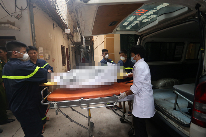 Đến 7 giờ sáng nay, nạn nhân cuối cùng đã được đưa ra ngoài, phần lớn cơ thể bị cháy xém - Ảnh: VNE