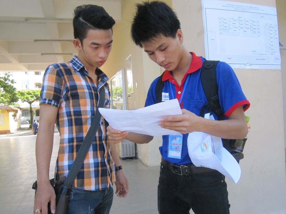 C&aacute;c t&igrave;nh nguyện vi&ecirc;n hướng dẫn th&iacute; sinh đến ph&ograve;ng thi