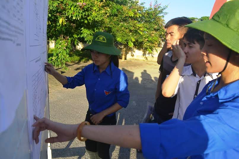 Th&iacute; sinh xem số b&aacute;o danh, ph&ograve;ng thi