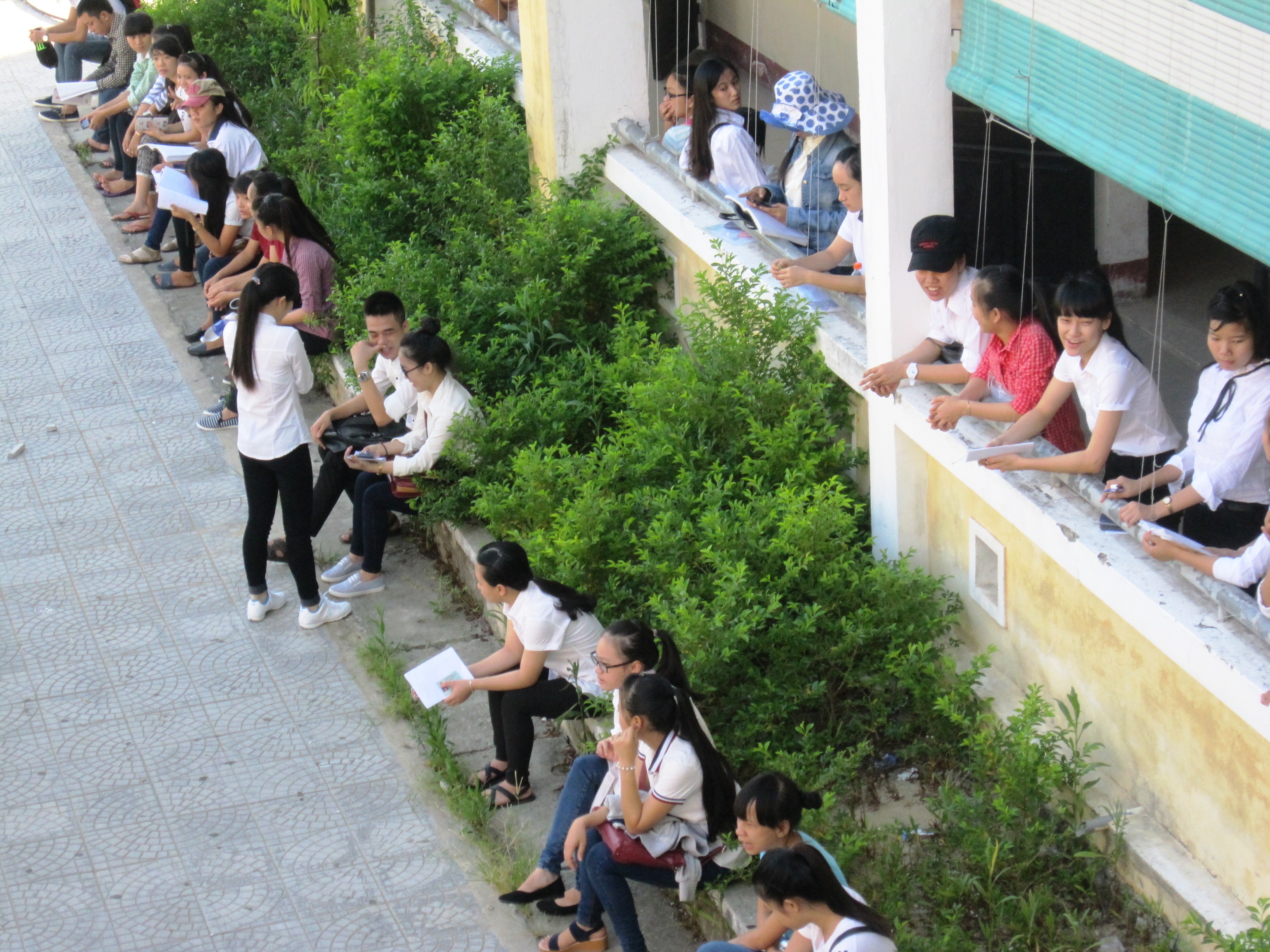Tranh thủ ôn bài ở mọi nơi