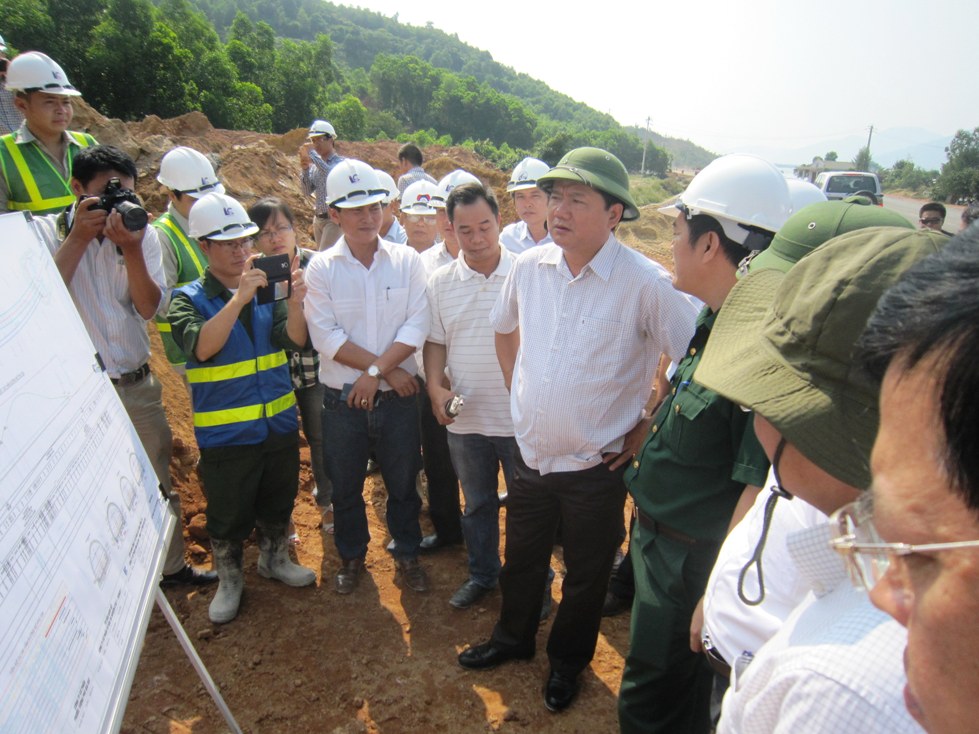 Bộ trưởng Thăng đang kiểm tra tại hầm Ph&uacute; Gia