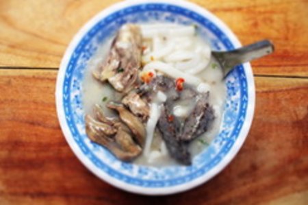 Dân dã bánh canh thịt vịt nấm mối