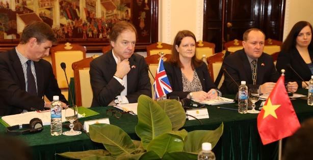 Quốc Vụ khanh Bộ Ngoại giao Anh Hugo Swire (thứ hai từ tr&aacute;i qua) l&agrave; trưởng đo&agrave;n ph&iacute;a Anh