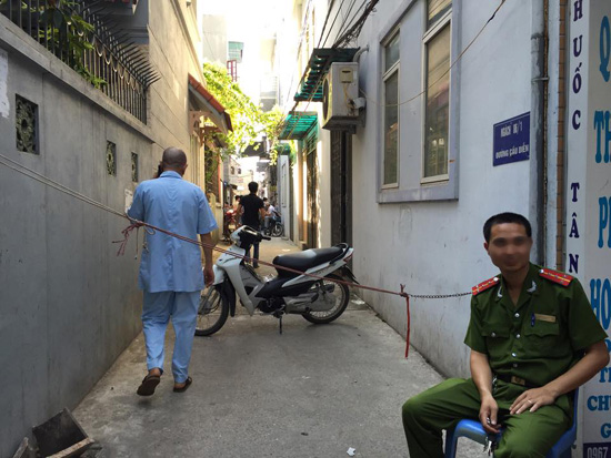 Lực lượng chức năng phong tỏa con ng&otilde; v&agrave;o nh&agrave; nghỉ