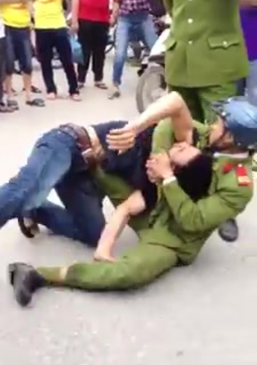 Công an phường “hạ đo ván” nam thanh niên giữa phố