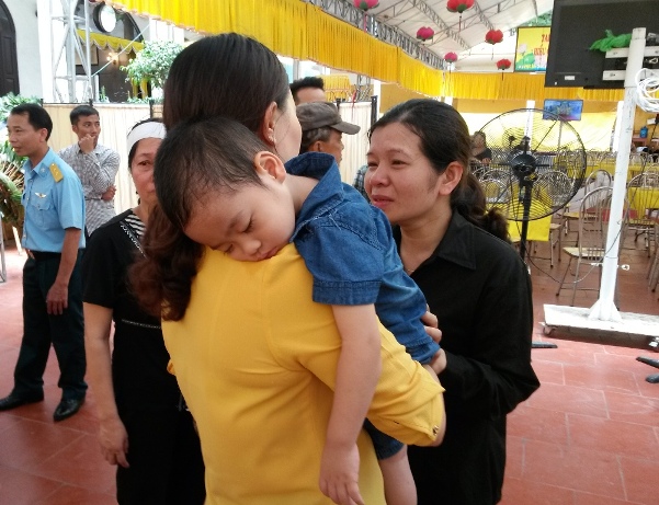B&eacute; Nguyễn Anh Tuấn (con trai của anh T&uacute;), mới 31 th&aacute;ng tuổi vẫn v&ocirc; tư ngủ ngon tr&ecirc;n vai người họ h&agrave;ng