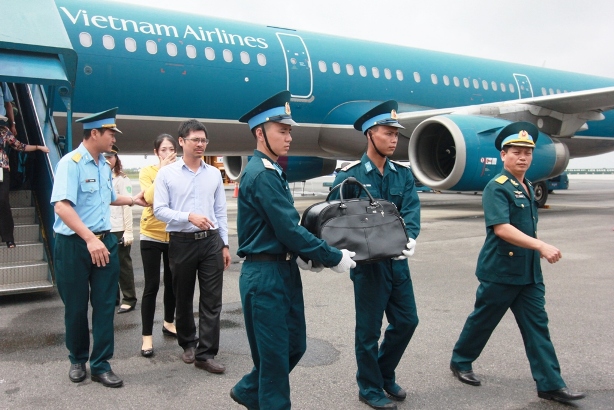 Đưa tro cốt của thiếu t&aacute; Nguyễn Anh T&uacute; về tới s&acirc;n bay C&aacute;t Bi (Hải Ph&ograve;ng)