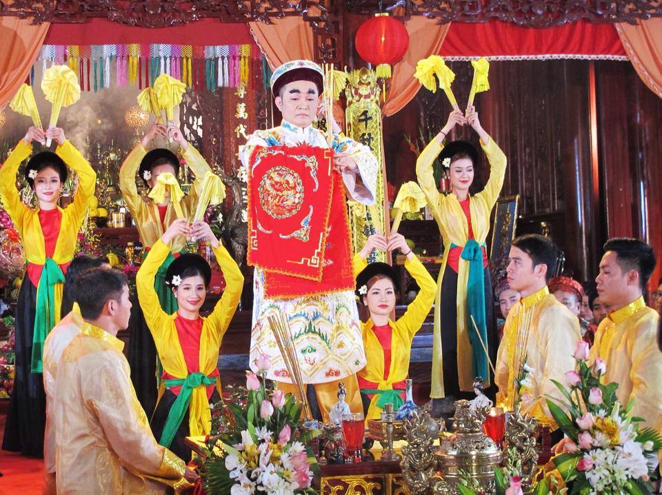 Nhiều diễn vi&ecirc;n trẻ đ&atilde; tham gia h&aacute;t văn hầu đồng Th&aacute;nh Mẫu với NSUT Xu&acirc;n Hinh
