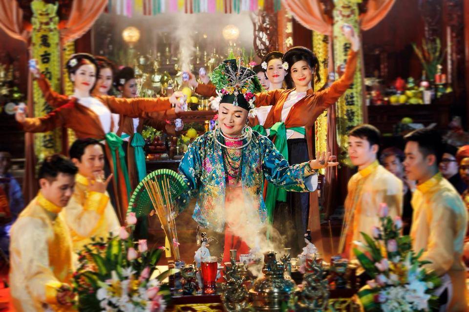 Nghệ thuật h&aacute;t văn hầu đồng Th&aacute;nh mẫu đang được NSƯT Xu&acirc;n Hinh g&oacute;p phần bảo lưu