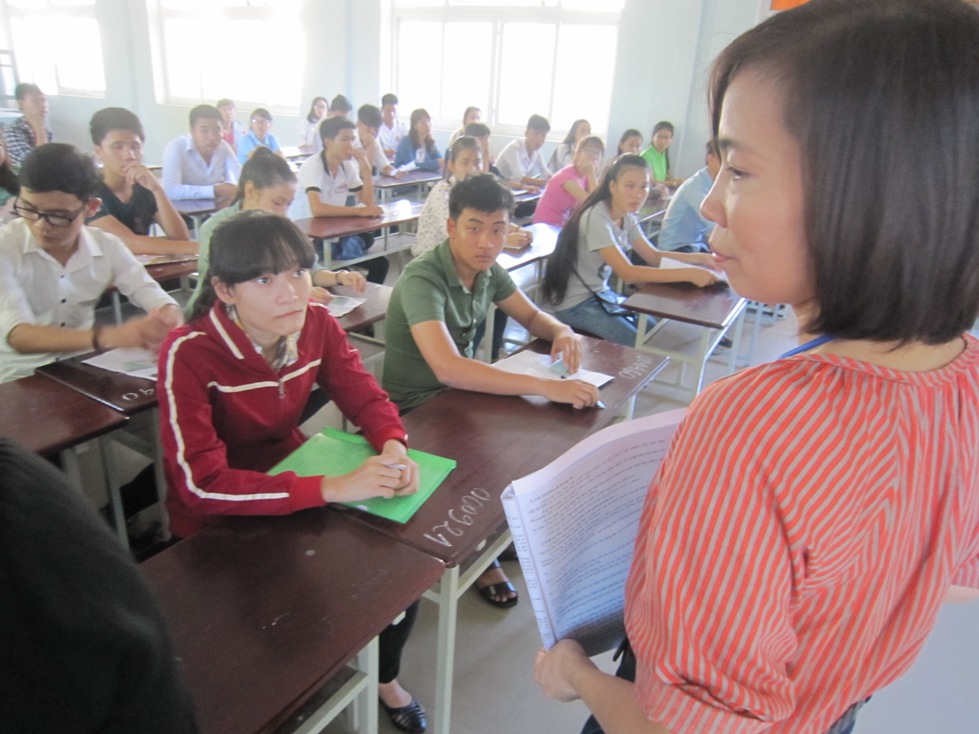 Gi&aacute;m thị coi thi nhắc nhở c&aacute;c th&iacute; sinh những điều cần thiết trước khi kỳ thi bắt đầu