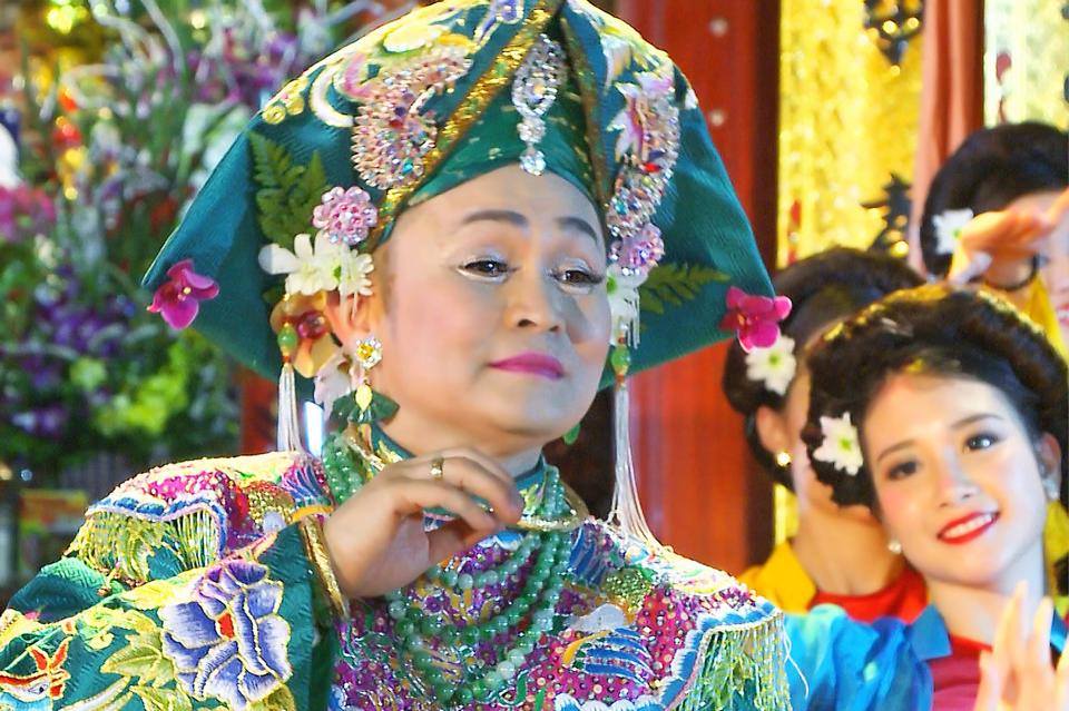 NSƯT Xu&acirc;n Hinh trong DVD Văn ca Th&aacute;nh Mẫu