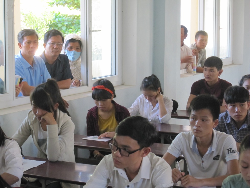 Phụ huynh v&agrave;o tới ph&ograve;ng thi để xem con em m&igrave;nh l&agrave;m thủ tục dự thi