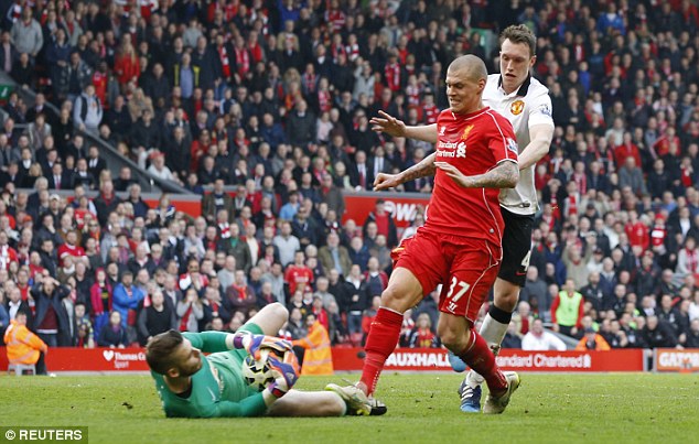 Skrtel đạp ch&acirc;n thủ m&ocirc;n De Gea là r&acirc;́t rõ ràng