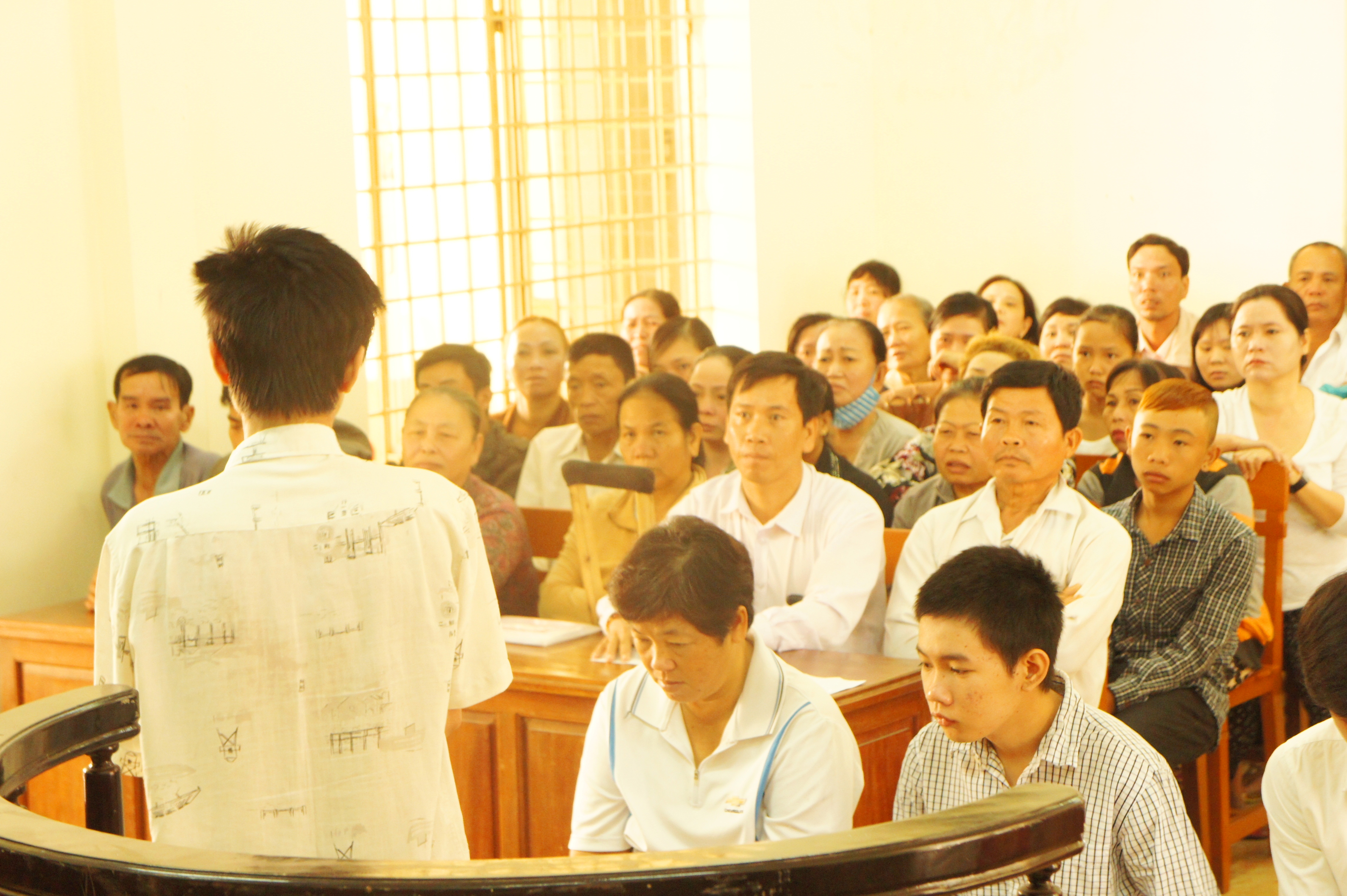 Bị cáo Vũ quay mặt về phía gia đình nạn nhân để nói lời xin lỗi và mong được tha thứ.