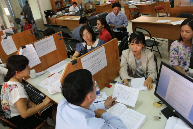 Người d&acirc;n v&agrave; doanh nghiệp đến Cục Thuế TP HCM hỏi thủ tục quyết to&aacute;n thuế - Ảnh: Tiến Long