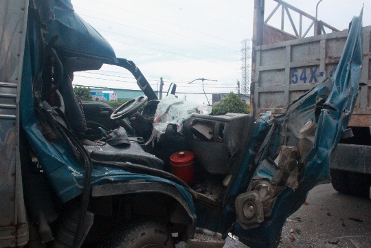 Đầu chiếc xe tải nhỏ n&aacute;t vụ sau c&uacute; t&ocirc;ng