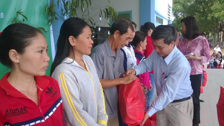 Ông Nguyễn Thành Gia, Chủ nhiệm Ủy ban kiểm tra LĐLĐ TP HCM,
tặng quà cho CNVC-LĐ có hoàn cảnh khó khăn tại huyện Củ Chi, TP HCM ẢNH: MAI CHI