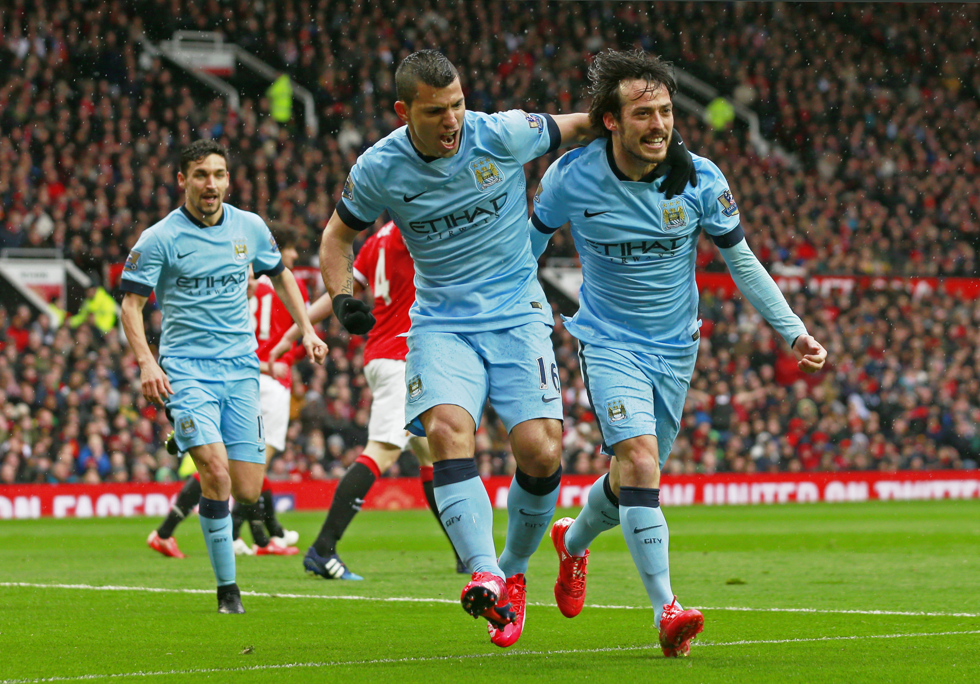 Man City khởi đầu như mơ với b&agrave;n thắng của Aguero