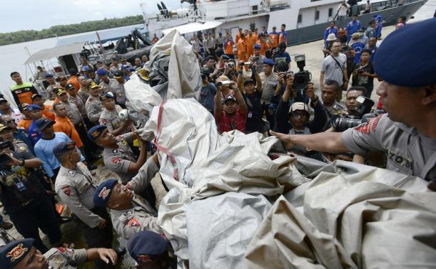 C&aacute;c mảnh vỡ được đưa về thị trấn Pangkala Bun của Indonesia. Ảnh: Reuters