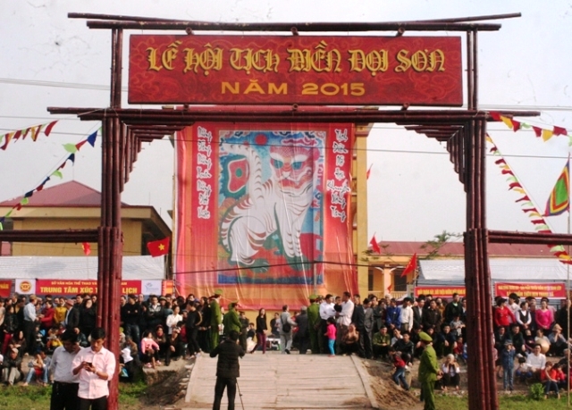 Lễ hội thu h&uacute;t h&agrave;ng ng&agrave;n người d&acirc;n v&agrave; du kh&aacute;ch tới theo d&otilde;i