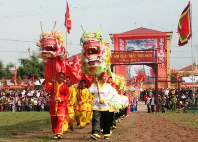M&agrave;n m&uacute;a rồng ho&agrave;ng tr&aacute;nh