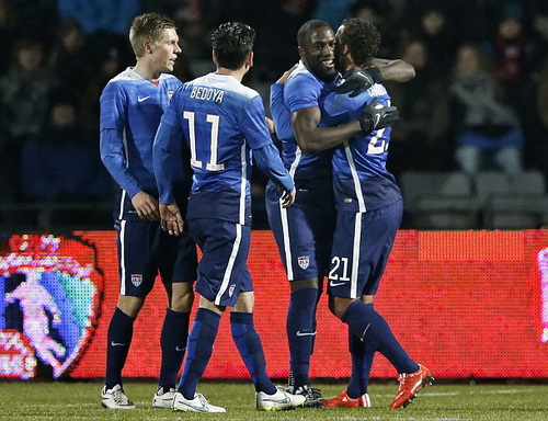 Jozy Altidore (thứ hai, từ phải sang) mở tỉ số cho tuyển Mỹ