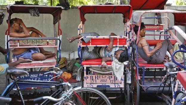 Khổ sở v&igrave; nắng n&oacute;ng ở New Delhi. Ảnh: AP