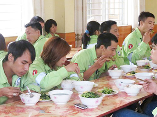 Chấn chỉnh nhà thầu cung cấp bữa ăn giữa ca