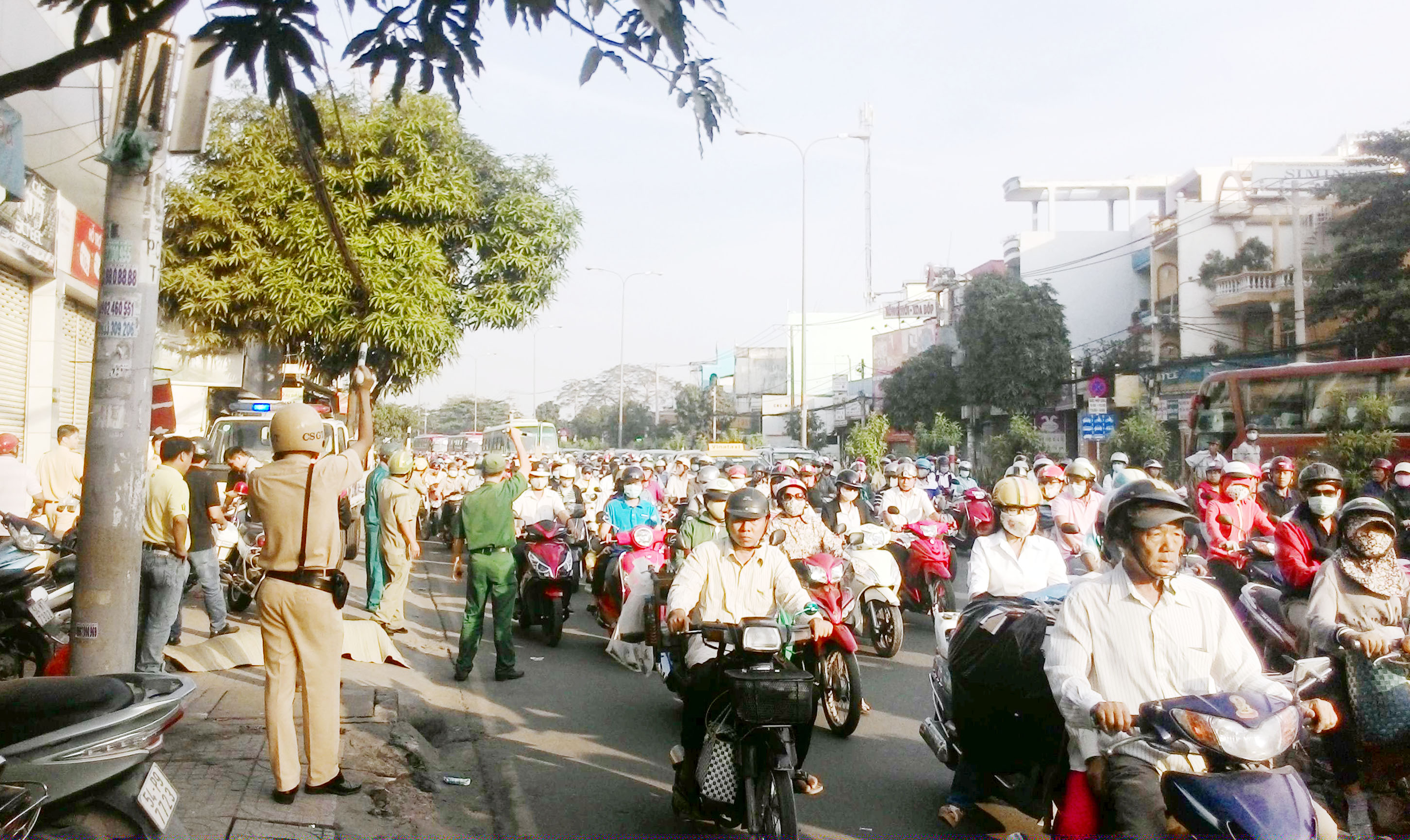 Đang chạy xe m&aacute;y tr&ecirc;n đường, người đ&agrave;n &ocirc;ng chạy l&ecirc;n vỉa h&egrave; rồi ngồi gục v&agrave; tử vong sau đ&oacute;