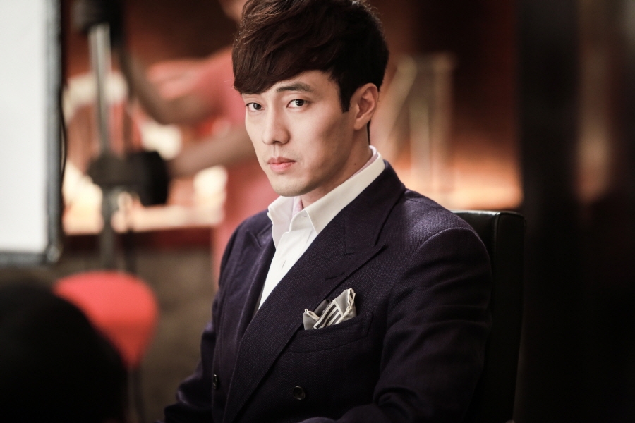 Trong phim, So Ji Sub v&agrave;o vai một tay gi&aacute;m đốc trẻ tuổi gi&agrave;u c&oacute; &ndash; Joo Joong Won, kh&ocirc;ng những keo kiệt m&agrave; c&ograve;n tham lam, mặc định tiền l&agrave; thước đo cho c&aacute;c mối quan hệ.