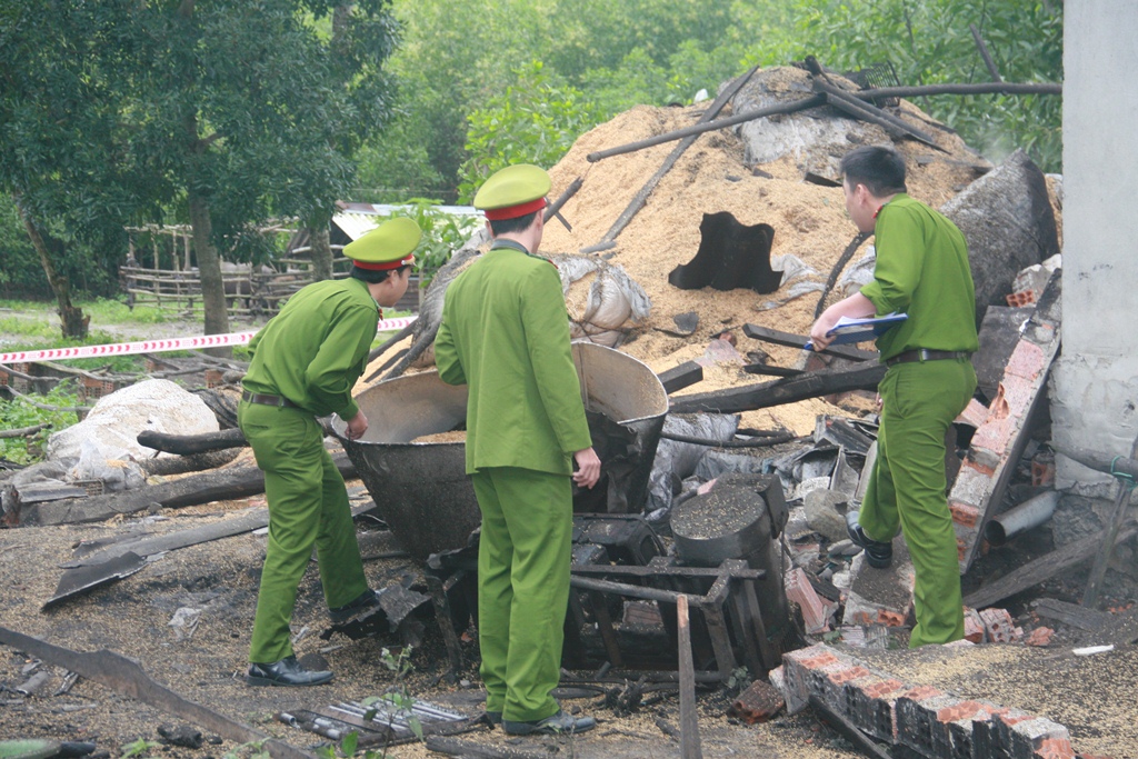 Lực lượng c&ocirc;ng an kh&aacute;m nghiệm hiện trường vụ việc