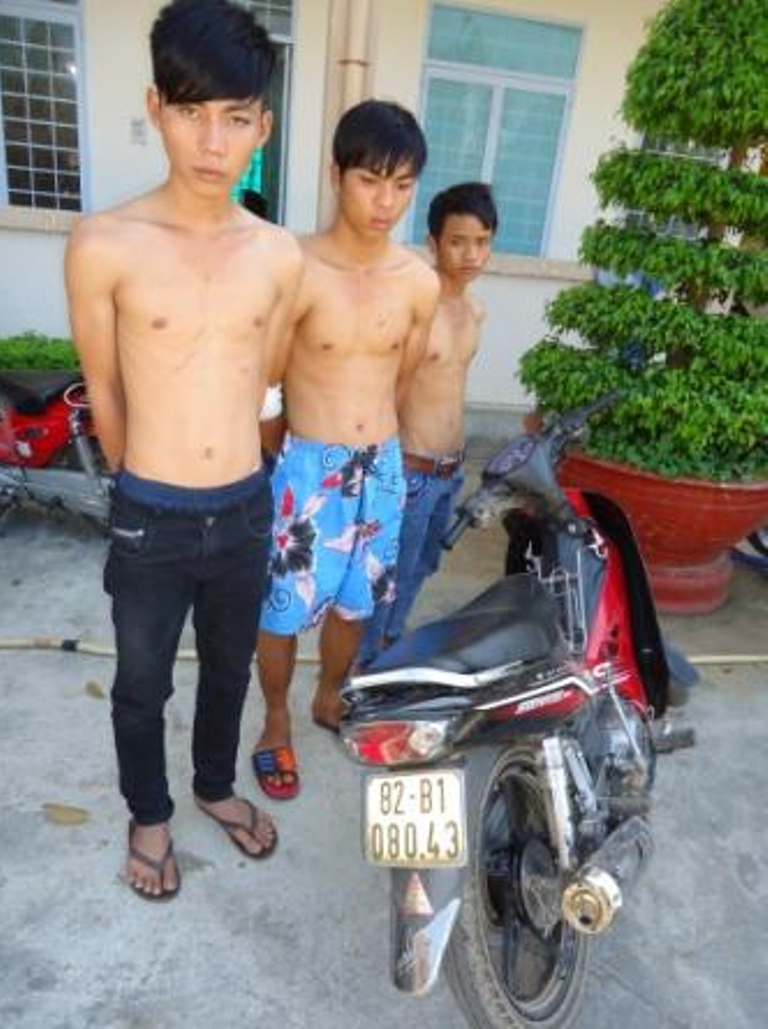 C&aacute;c đối tượng v&agrave; tang vật tại cơ quan c&ocirc;ng an. Ảnh: Cơ quan c&ocirc;ng an cung cấp.