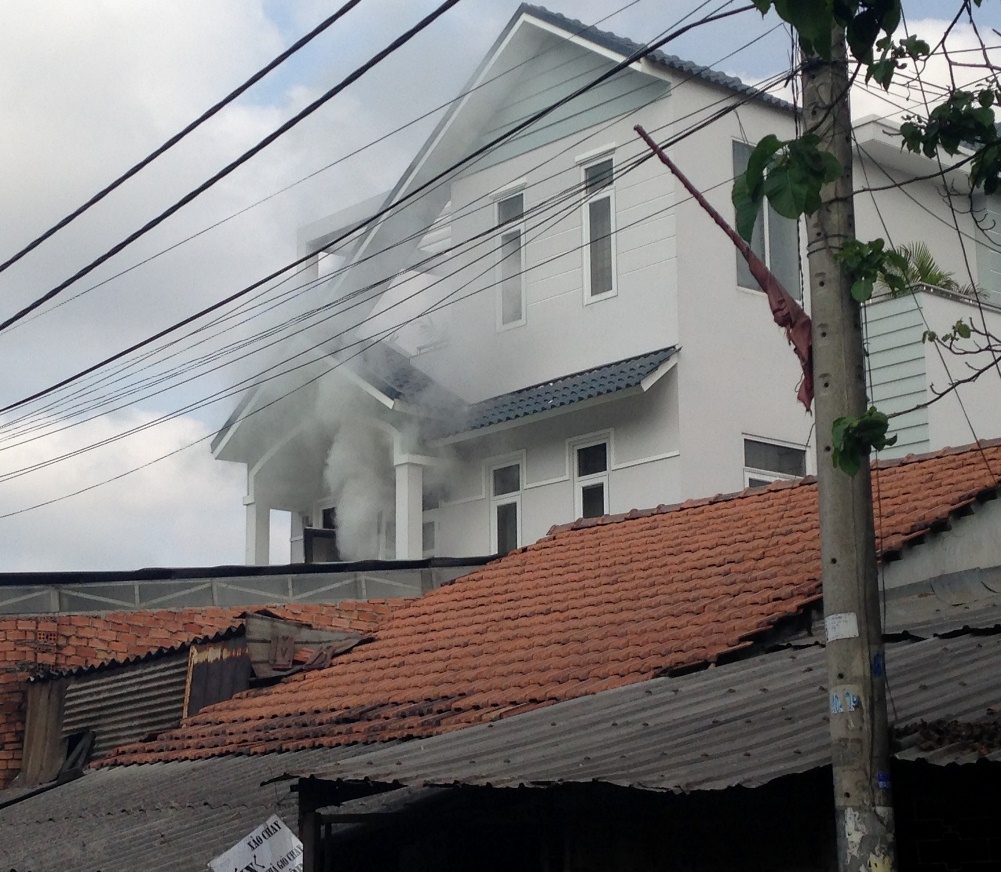 Kh&oacute;i bốc l&ecirc;n nghi ng&uacute;t ở căn nh&agrave; 3 tầng tr&ecirc;n đường Tăng Nhơn Ph&uacute; (quận 9)