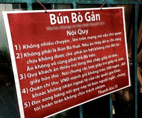 Tấm bảng hiệu với những nội quy từng được cho là phản cảm và làm…cản trở giao thông của quán Bún Bò Gân