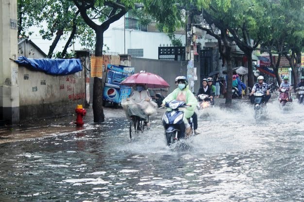 Cơn mưa lớn k&eacute;o d&agrave;i khoảng 30 ph&uacute;t bất ngờ đổ xuống nhiều khu vực tại TP HCM đ&atilde; giải tỏa phần n&agrave;o sự n&oacute;ng bức, ngột ngạt giữa c&aacute;i nắng như &ldquo;đổ lửa&rdquo;