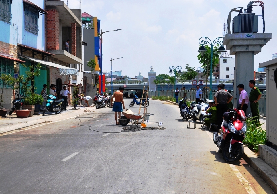 Ngay sau vụ nổ xảy &ocirc;ng Thanh c&ugrave;ng anh Di được đưa đi cấp cứu.