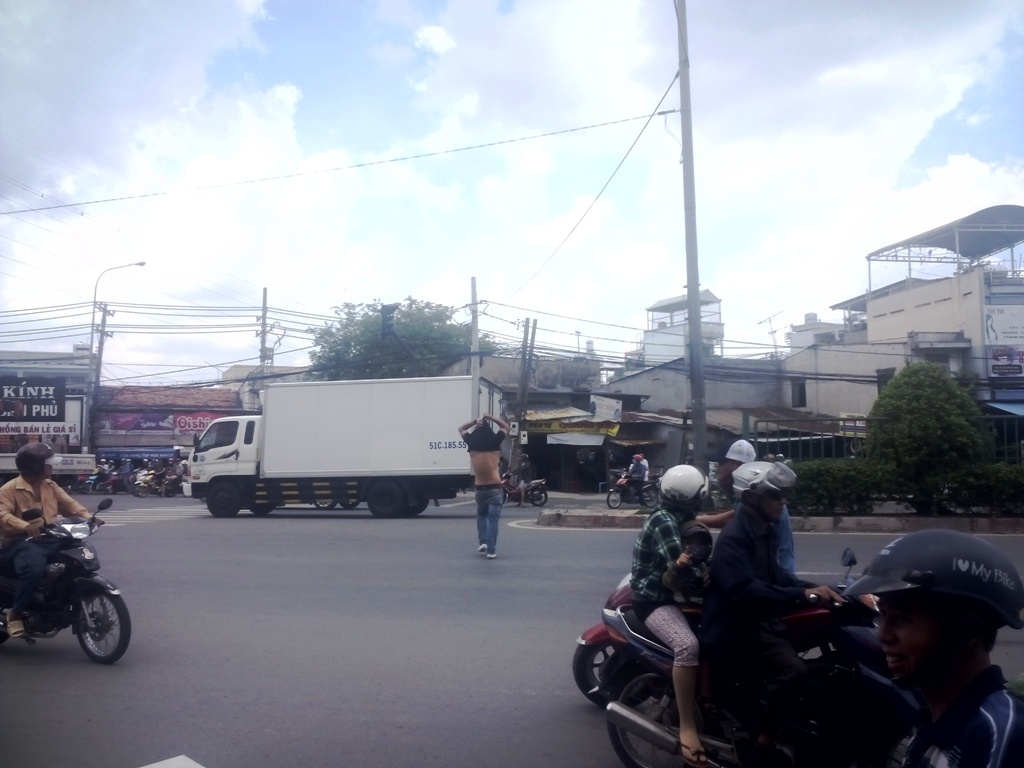 Nam thanh ni&ecirc;n&nbsp;d&ugrave;ng vật nhọn g&iacute; v&agrave;o cổ t&agrave;i xế taxi sau đ&oacute; chạy ra giữa quốc lộ la h&eacute;t bằng tiếng nước ngo&agrave;i.