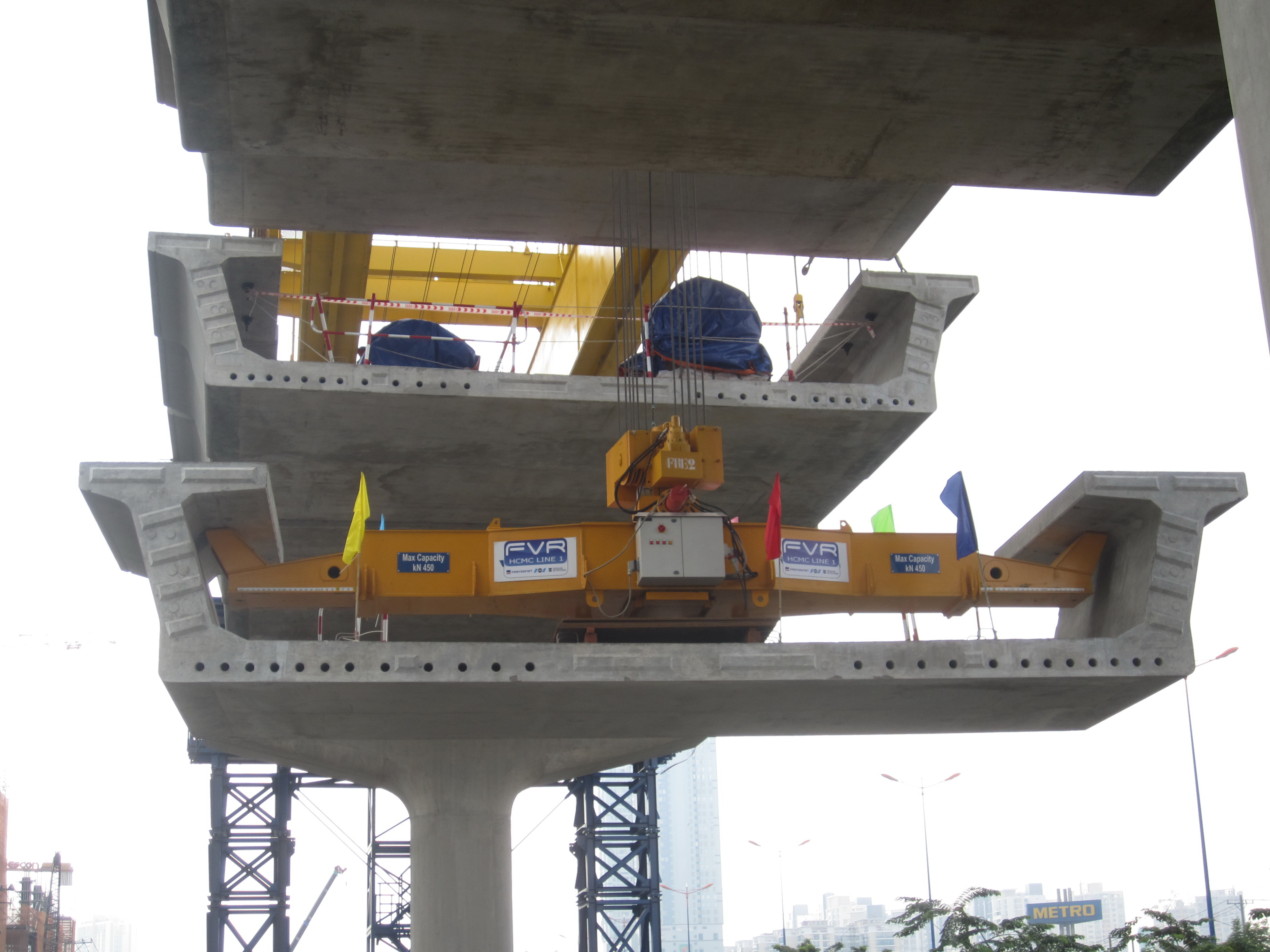 Sử dụng hệ đ&agrave; gi&aacute;o di động để gh&eacute;p c&aacute;c đốt dầm th&agrave;nh một nhịp cầu ho&agrave;n chỉnh