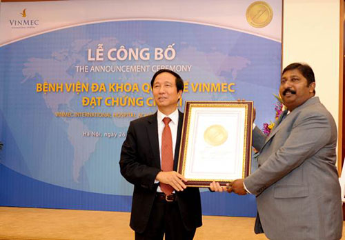 &Ocirc;ng Prabhu Vinayagam &ndash; GĐ điều h&agrave;nh JCI Khu vực Ch&acirc;u &Aacute; &ndash; Th&aacute;i B&igrave;nh Dương ch&iacute;nh thức trao chứng chỉ JCI cho GS.TS Nguyễn Thanh Li&ecirc;m &ndash; TGĐ Bệnh viện Đa khoa Quốc tế Vinmec